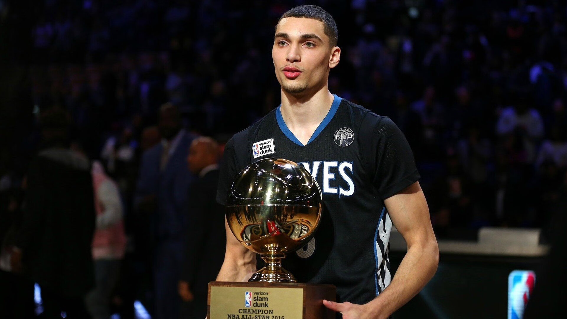 爱游戏体育（AYX）官方APP下载-冠军队主场庆祝仪式盛大举行，球迷情绪高涨，球队主场冠军旗帜